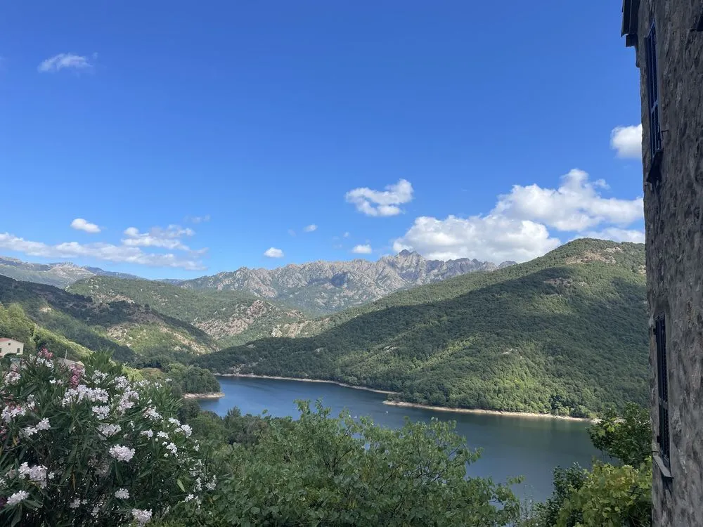 photo d'une vallée arborée en Corse image décorative